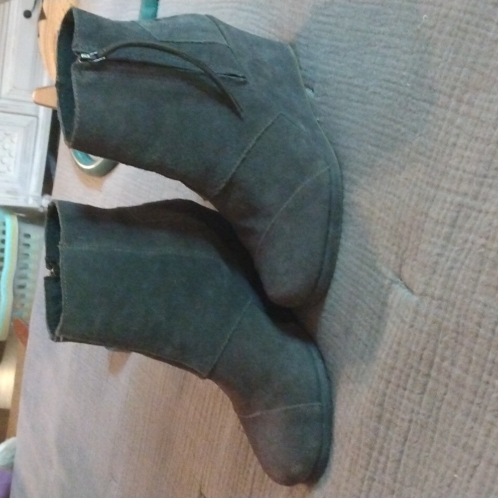 Women's TOMS Grey Wedge Suede Boots/Booties ankle zip up EUC
